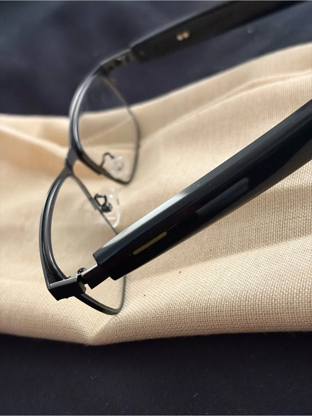 Smart Glasses, talk, call, answer, music.
